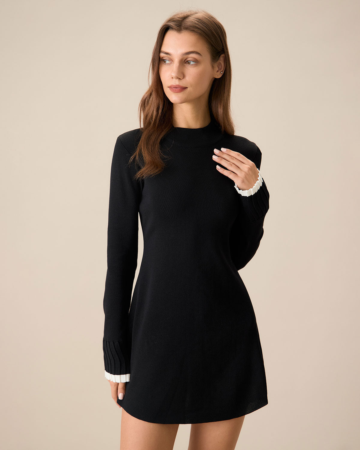 Silvia | Vestido Corto Negro de Punto con Detalles en Contraste y Manga Larga