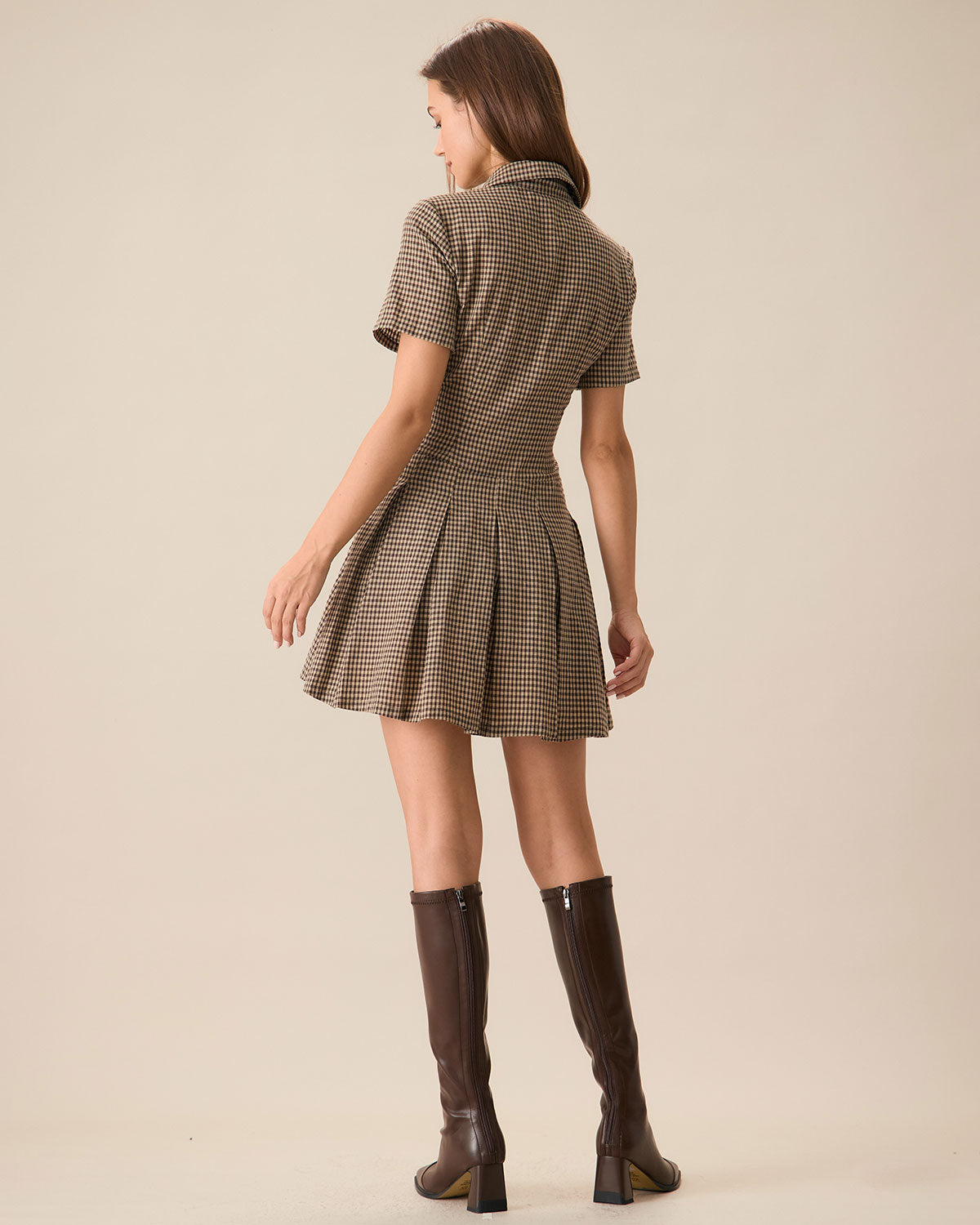 Encarna | Vestido Corto Marrón de Cuadros con Solapa y Falda Plisada