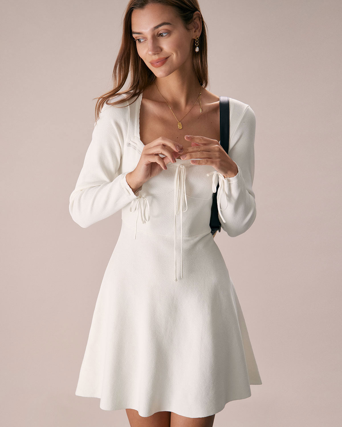 Nuria | Vestido Corto Blanco de Punto con Escote Cuadrado