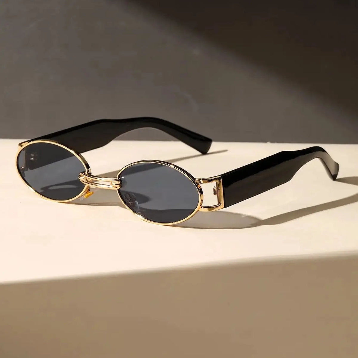 Adela | Gafas de Sol Ovaladas con Montura Dorada