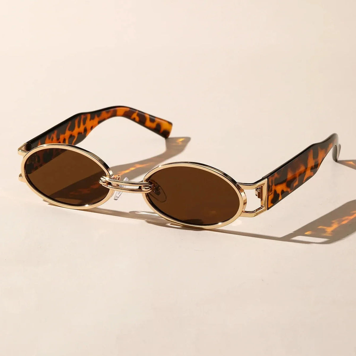 Adela | Gafas de Sol Ovaladas con Montura Dorada