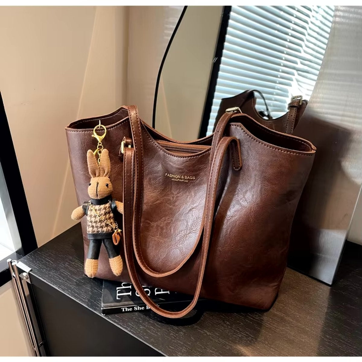 Macarena | Bolso Tote de Cuero Vegano Grande con Colgante