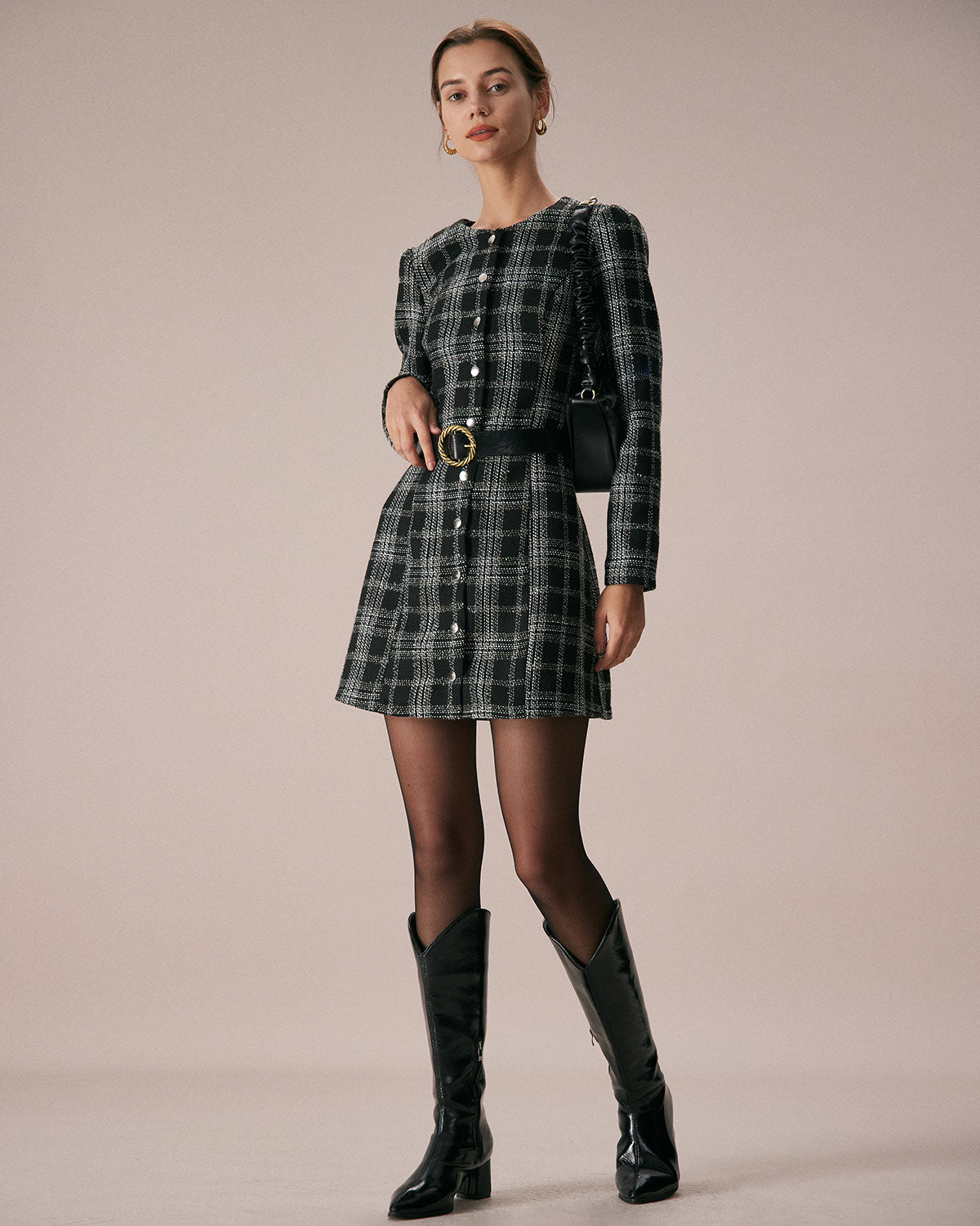 Araceli | Vestido Corto Negro de Cuadros con Cuello Redondo y Línea A