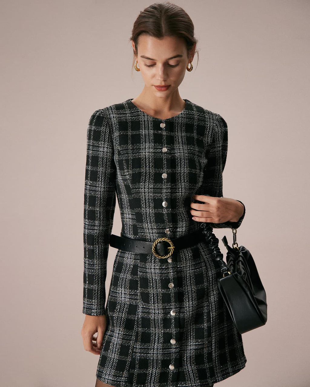 Araceli | Vestido Corto Negro de Cuadros con Cuello Redondo y Línea A