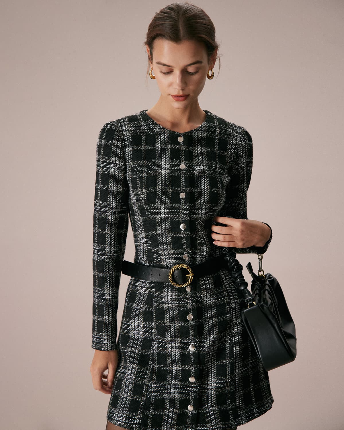 Araceli | Vestido Corto Negro de Cuadros con Cuello Redondo y Línea A