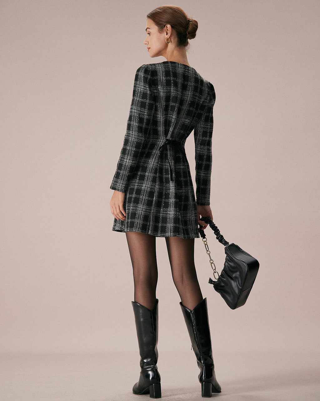 Araceli | Vestido Corto Negro de Cuadros con Cuello Redondo y Línea A