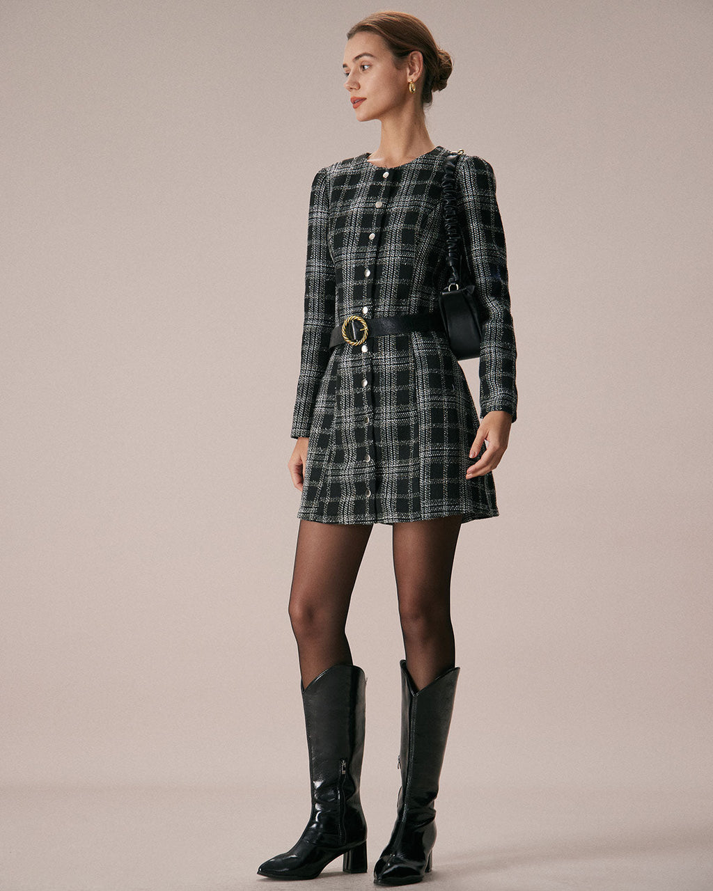 Araceli | Vestido Corto Negro de Cuadros con Cuello Redondo y Línea A