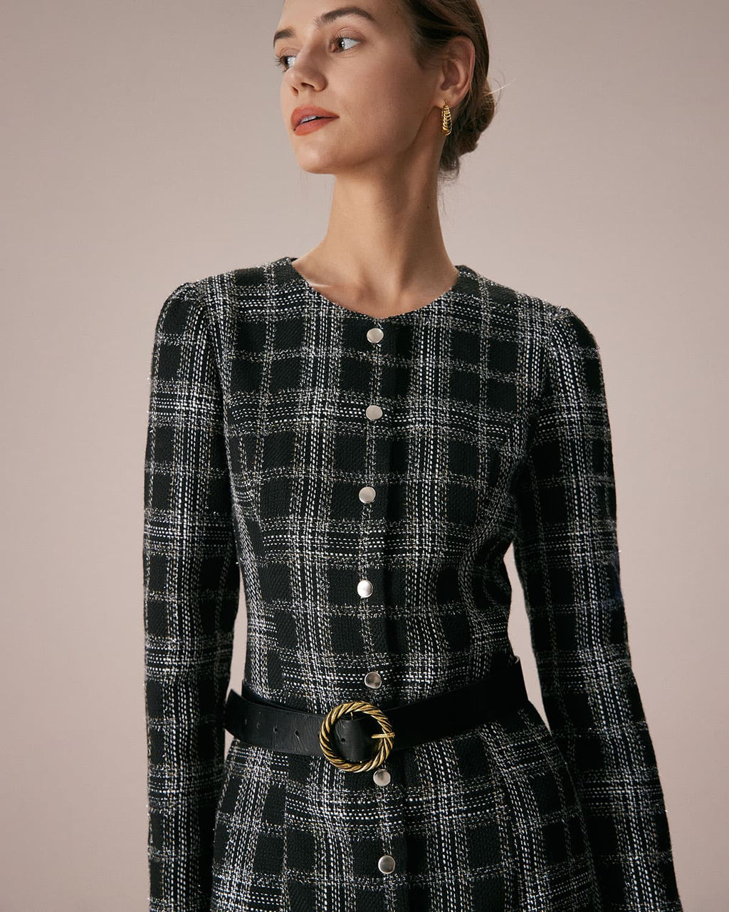 Araceli | Vestido Corto Negro de Cuadros con Cuello Redondo y Línea A