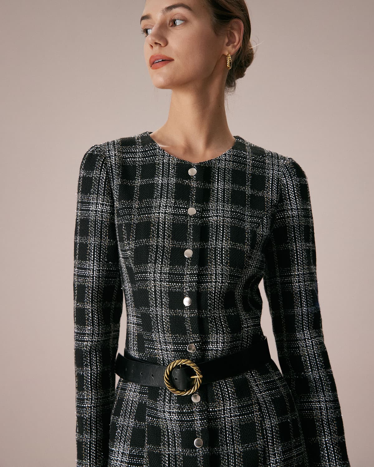 Araceli | Vestido Corto Negro de Cuadros con Cuello Redondo y Línea A