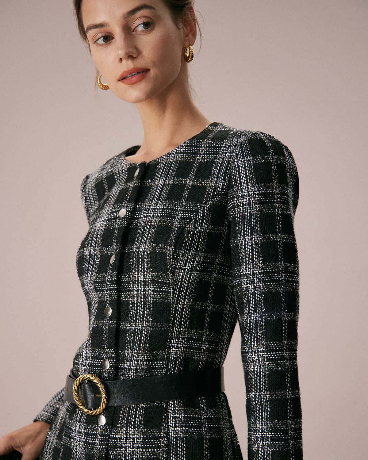 Araceli | Vestido Corto Negro de Cuadros con Cuello Redondo y Línea A