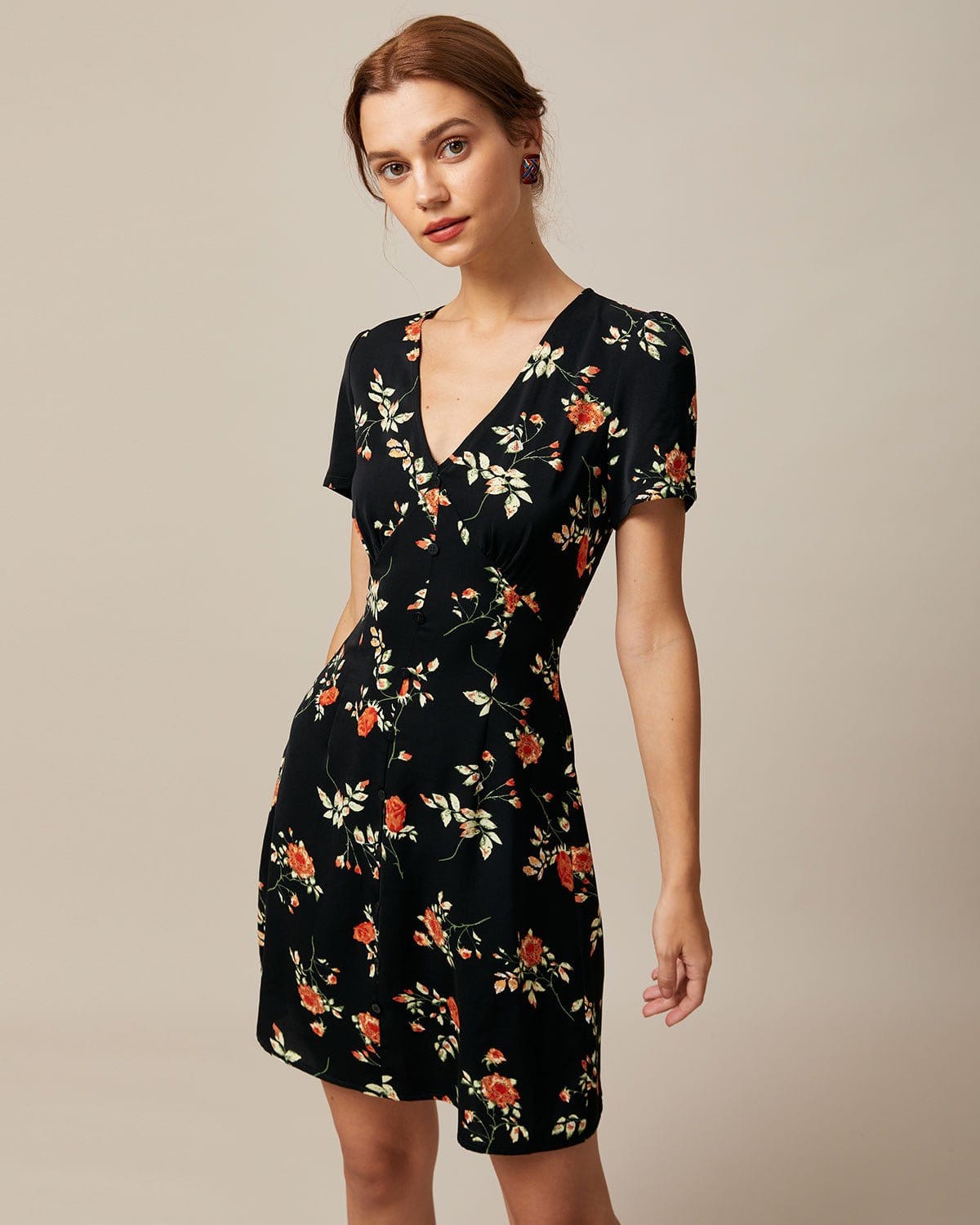 Eva | Vestido Corto Negro Floral con Escote en V y Botones