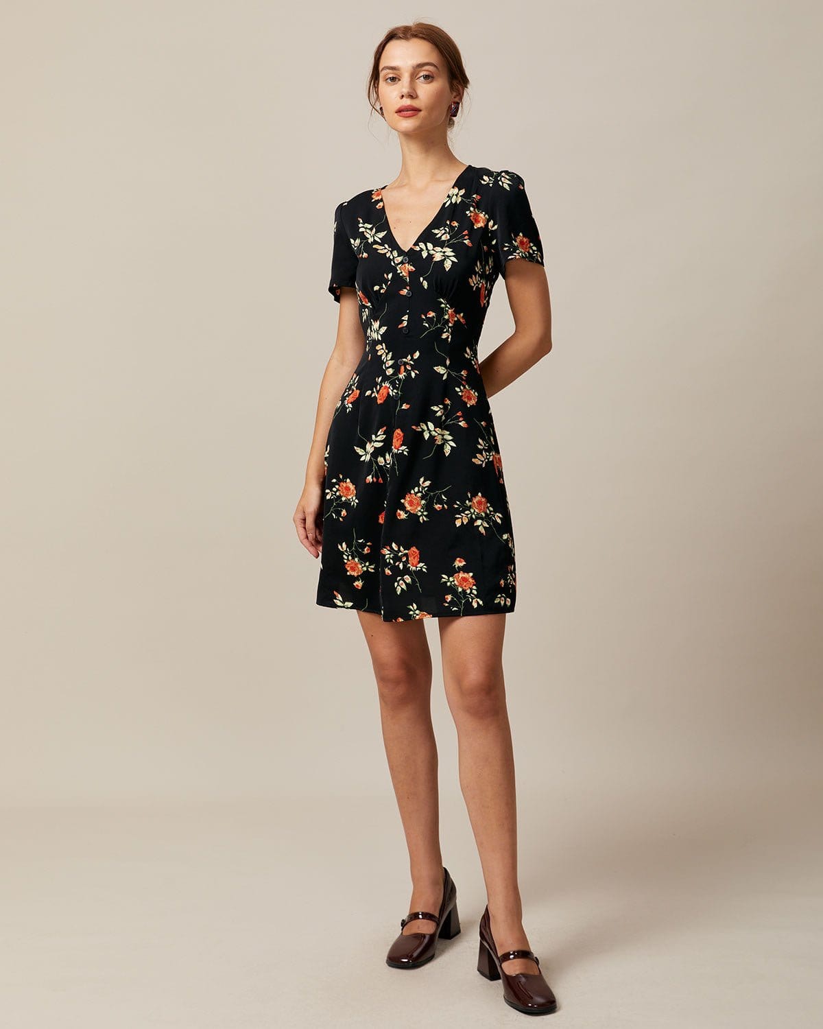 Eva | Vestido Corto Negro Floral con Escote en V y Botones