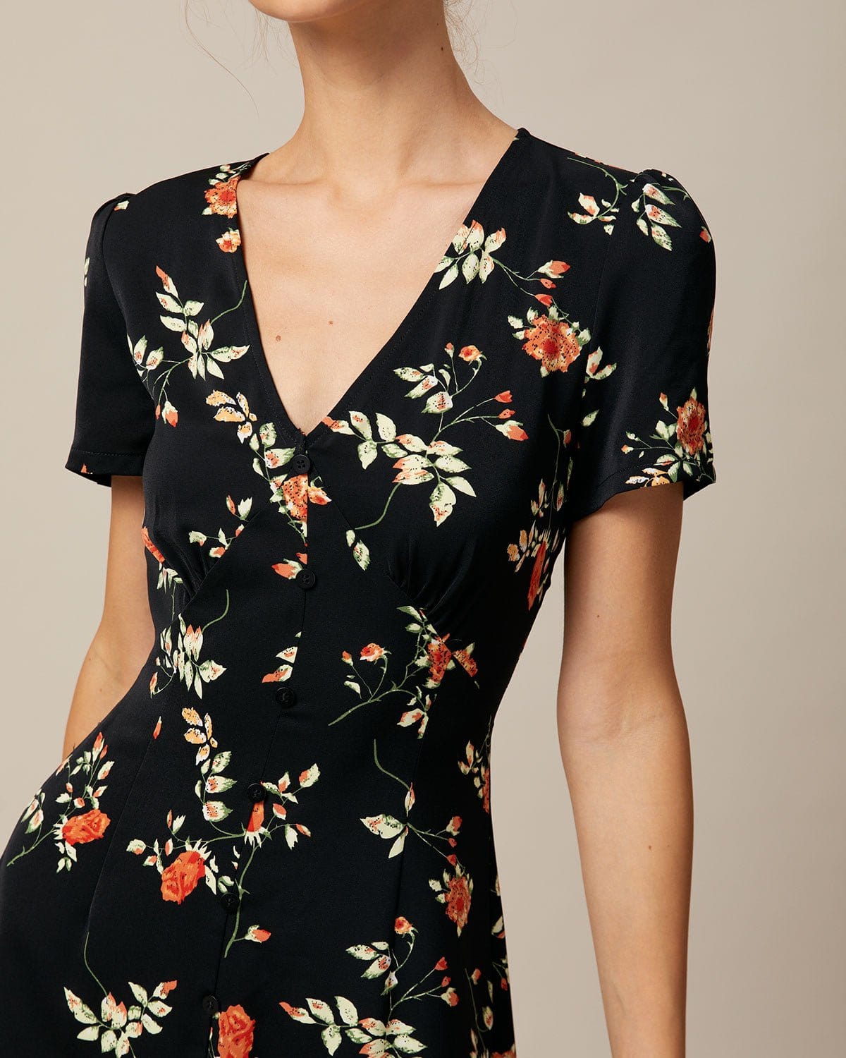 Eva | Vestido Corto Negro Floral con Escote en V y Botones