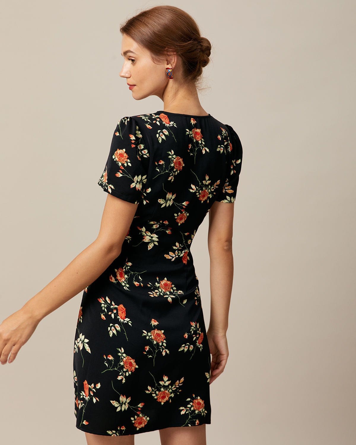 Eva | Vestido Corto Negro Floral con Escote en V y Botones