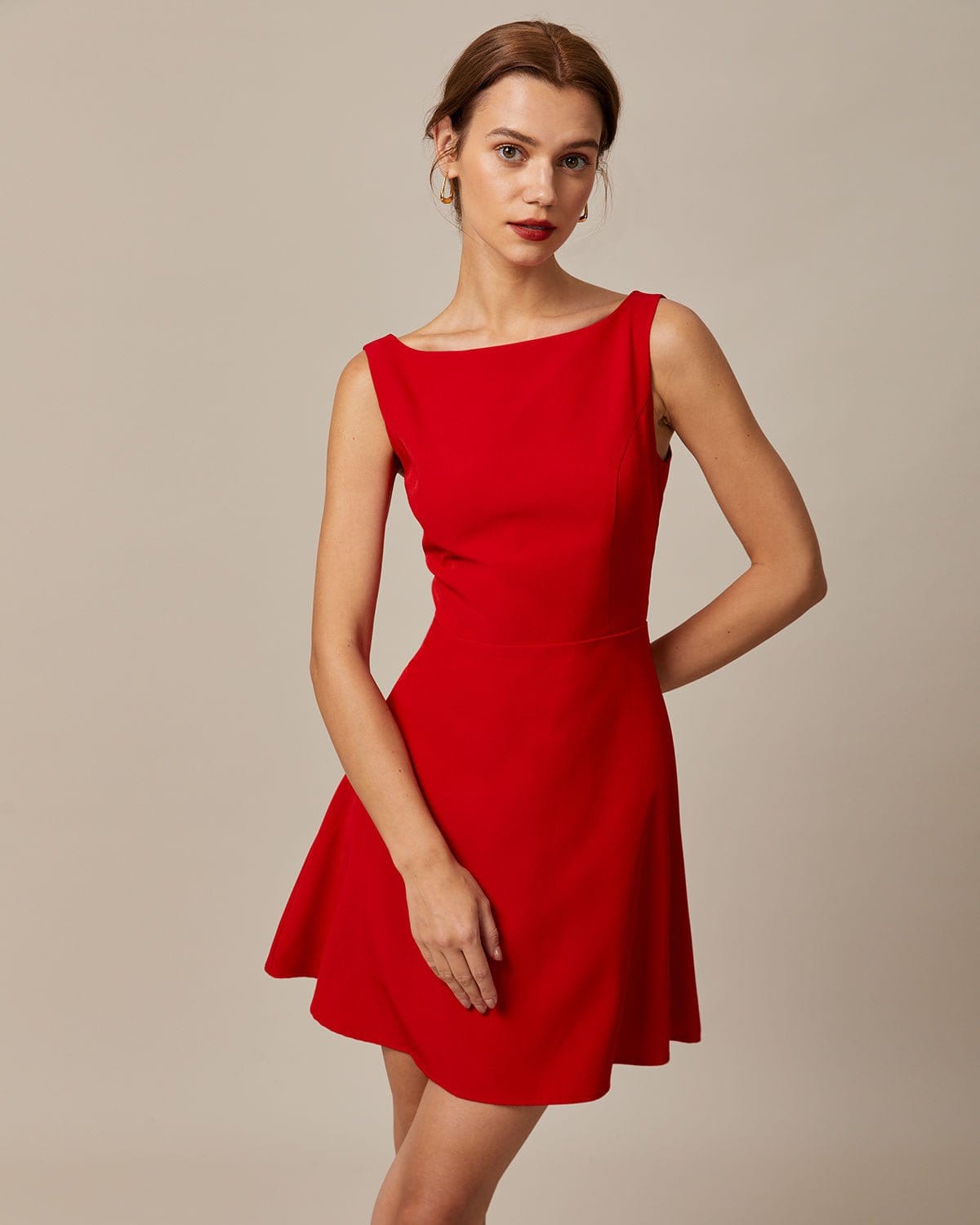 Lourdes | Vestido Corto Rojo Sin Mangas con Escote Barco y Cintura Alta