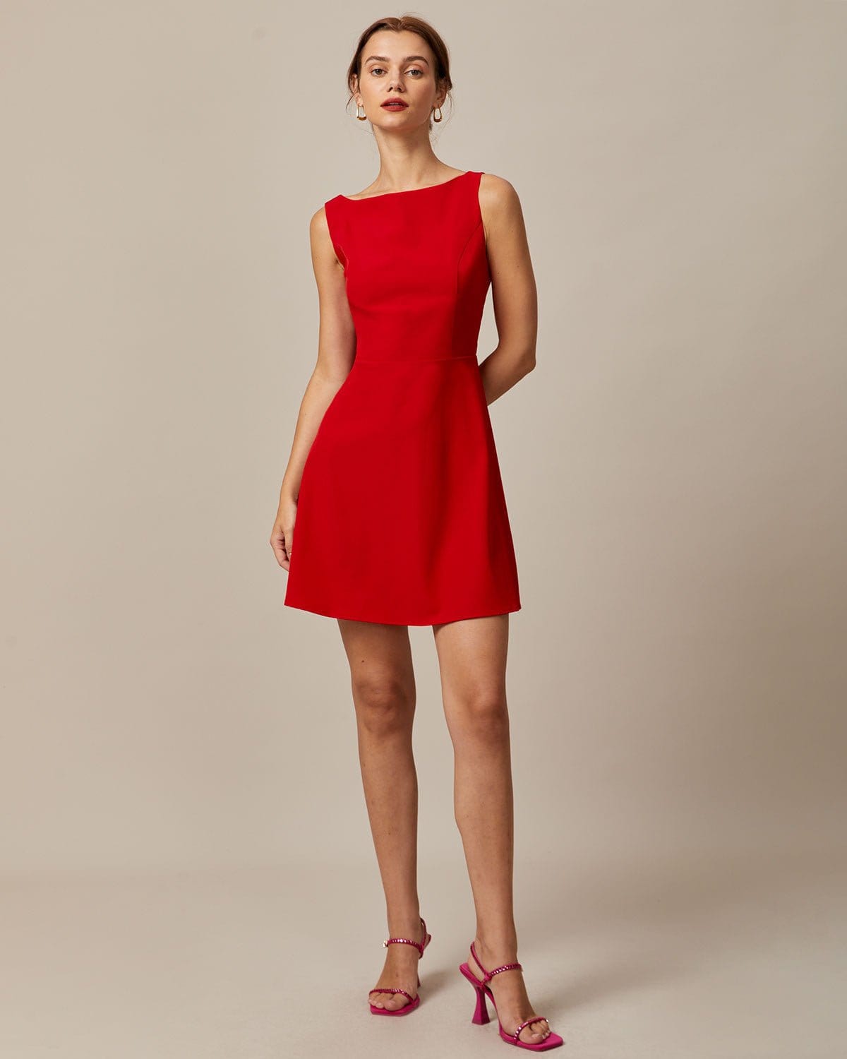 Lourdes | Vestido Corto Rojo Sin Mangas con Escote Barco y Cintura Alta