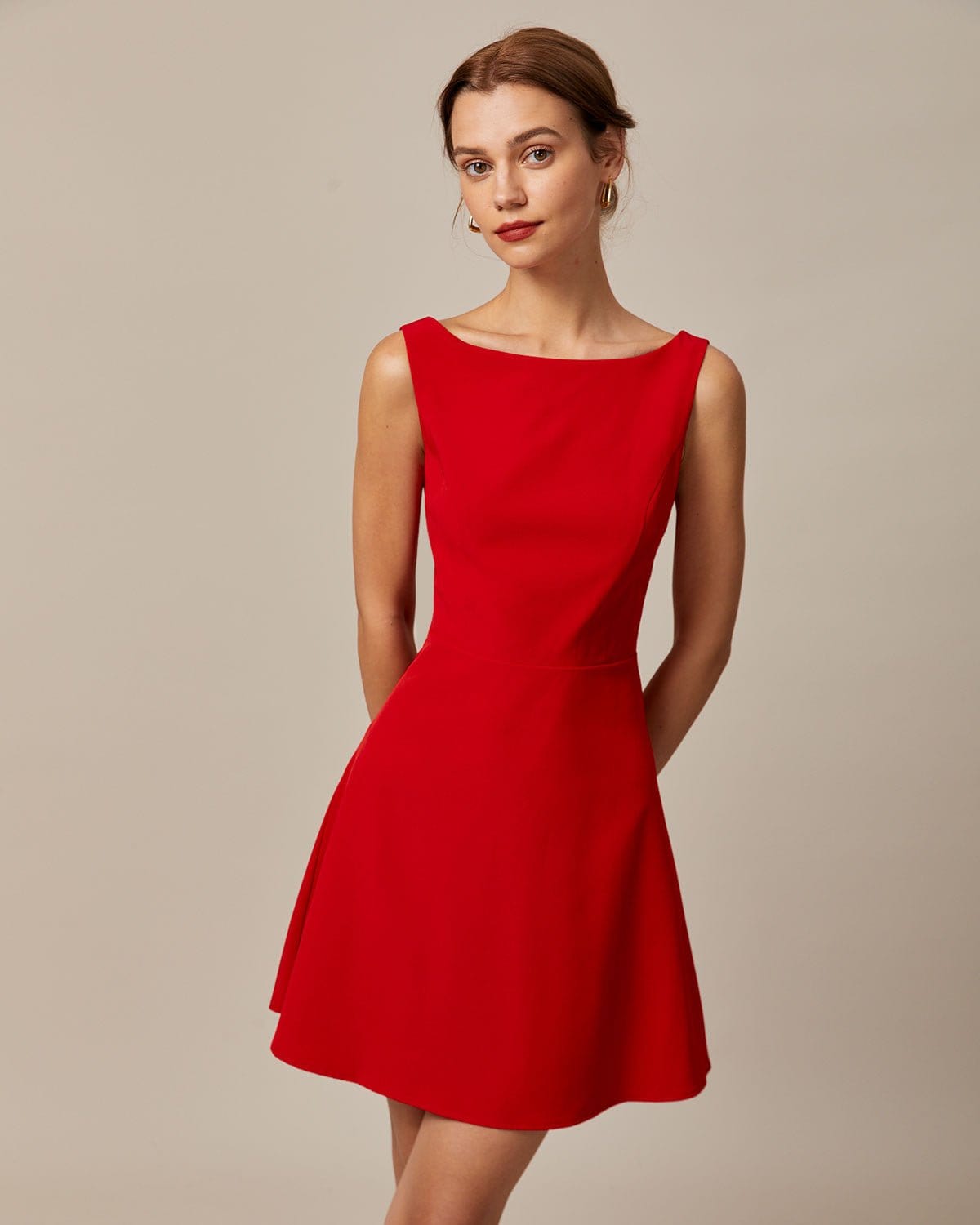 Lourdes | Vestido Corto Rojo Sin Mangas con Escote Barco y Cintura Alta