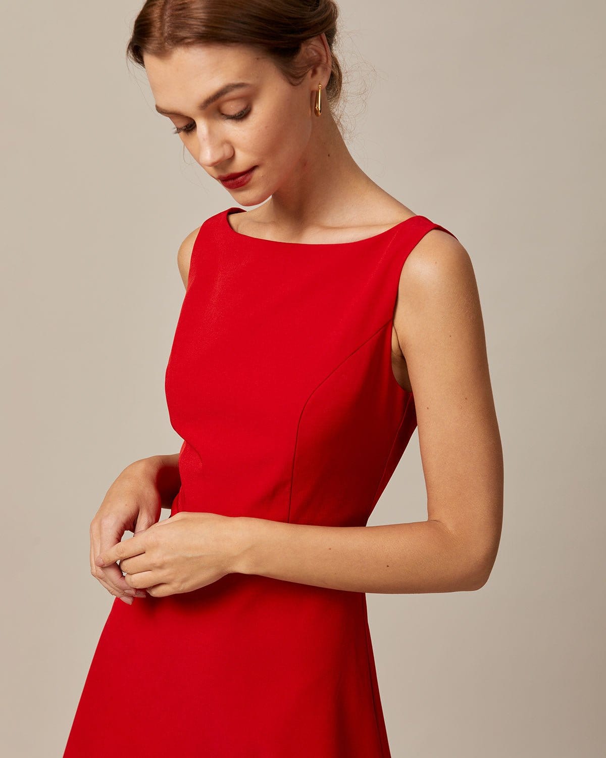 Lourdes | Vestido Corto Rojo Sin Mangas con Escote Barco y Cintura Alta
