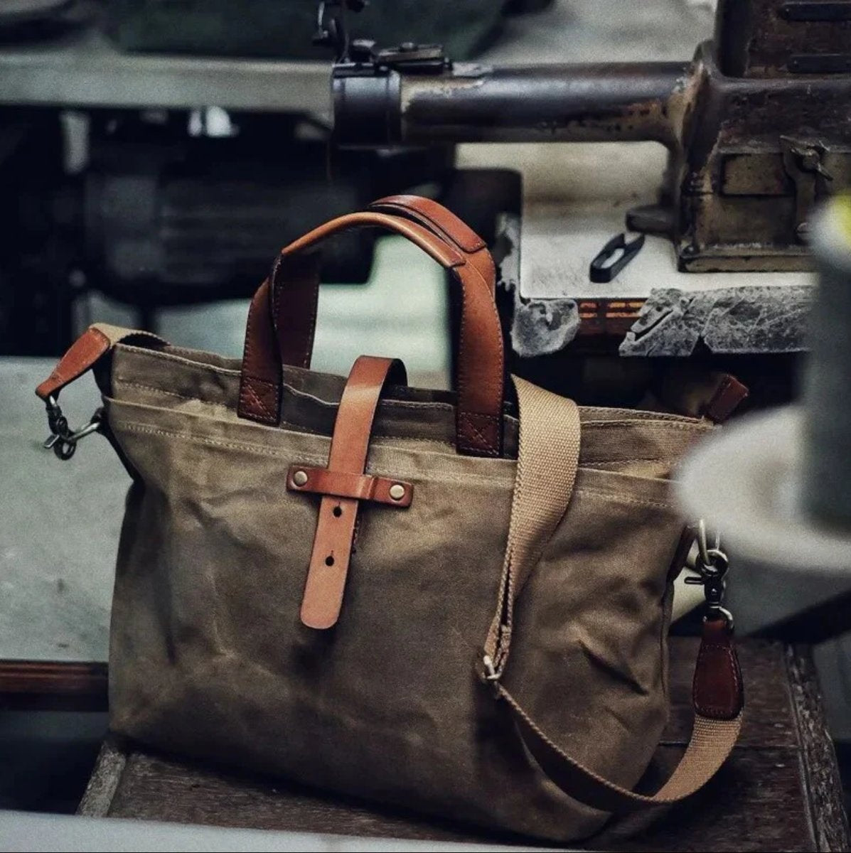 Triana | Bolso Tote de Lona Encerada con Detalles de Cuero y Bandolera