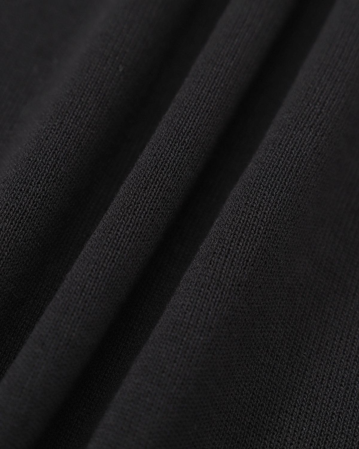 Silvia | Vestido Corto Negro de Punto con Detalles en Contraste y Manga Larga