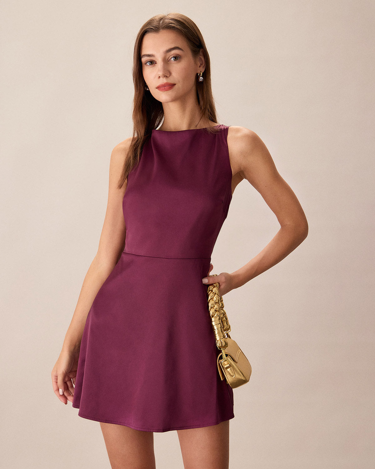 Cristina | Vestido Corto Morado Sin Mangas con Escote Barco